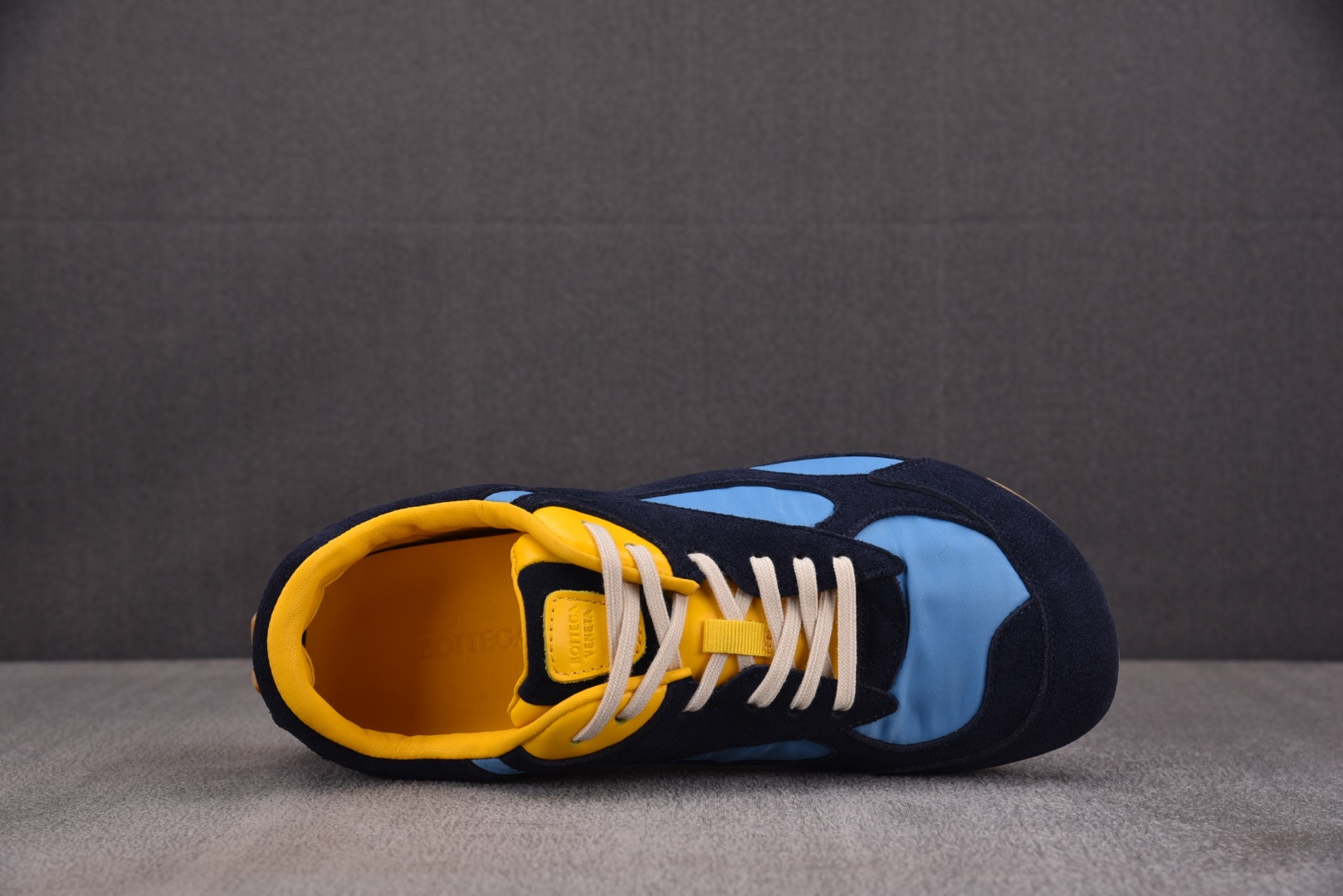 Bottega 尺码35-45

纯原版出品-Bottega Veneta Orbit Flash 葆蝶
