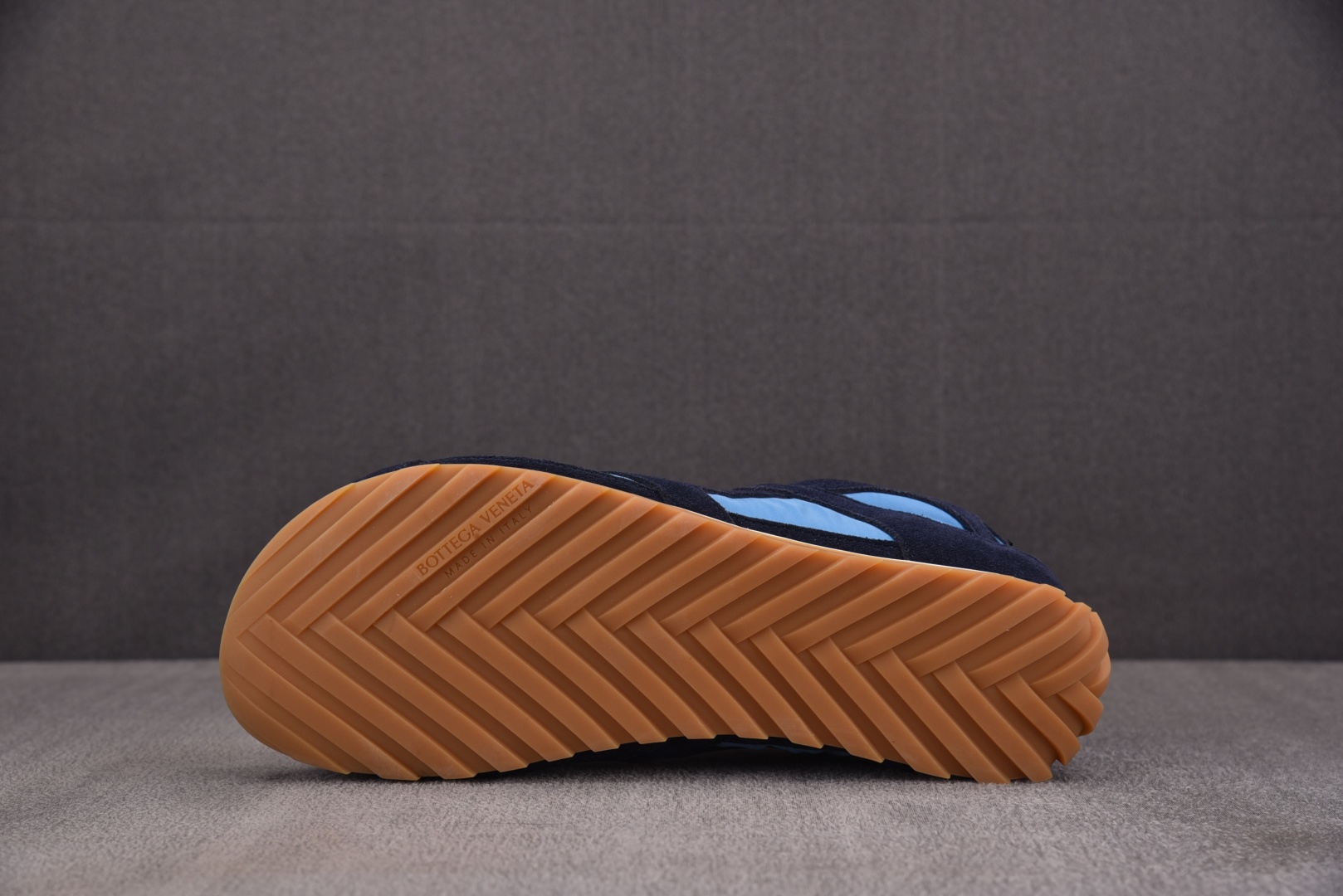 Bottega 尺码35-45

纯原版出品-Bottega Veneta Orbit Flash 葆蝶