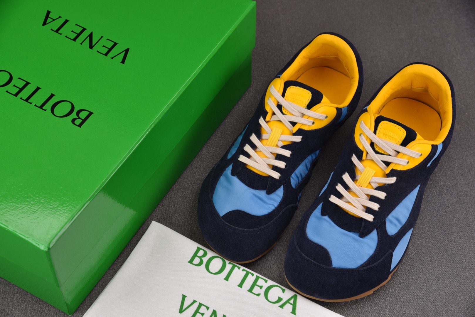 Bottega 尺码35-45

纯原版出品-Bottega Veneta Orbit Flash 葆蝶