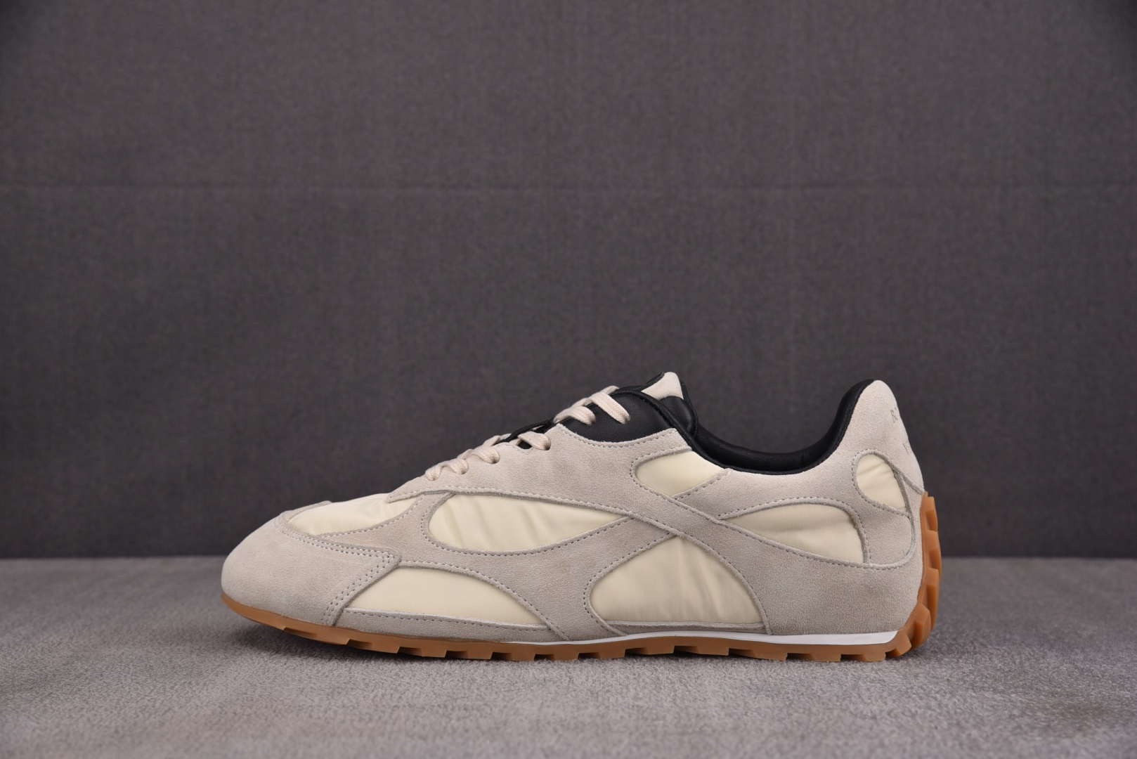 Bottega 尺码35-45

纯原版出品-Bottega Veneta Orbit Flash 葆蝶