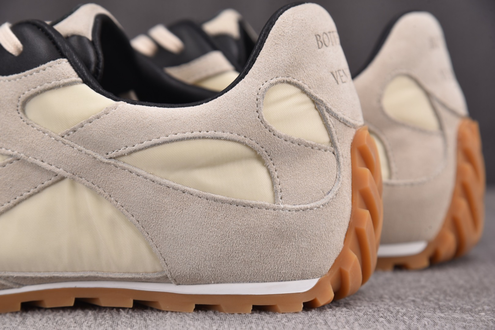Bottega 尺码35-45

纯原版出品-Bottega Veneta Orbit Flash 葆蝶