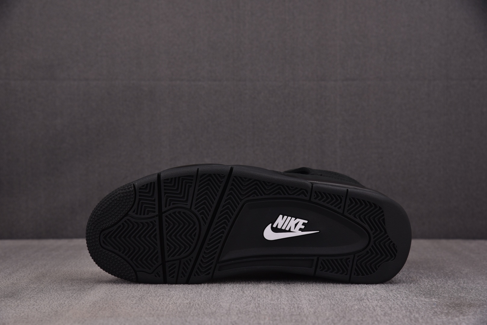 AJ4 尺码40-48.5

纯原版出品-Air Jordan 4 Retro Black Cat 黑猫