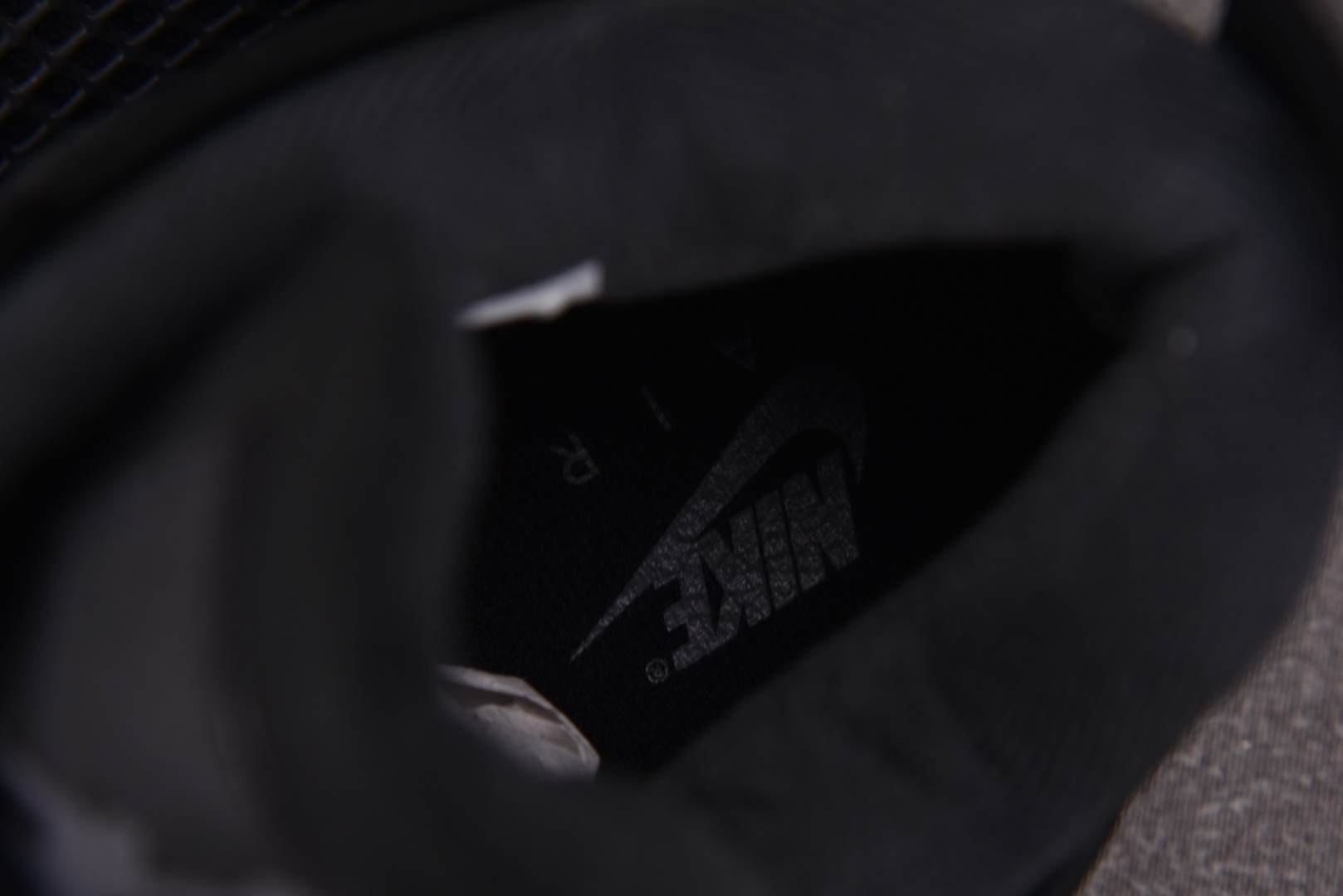 AJ4 尺码40-48.5

纯原版出品-Air Jordan 4 Retro Black Cat 黑猫
