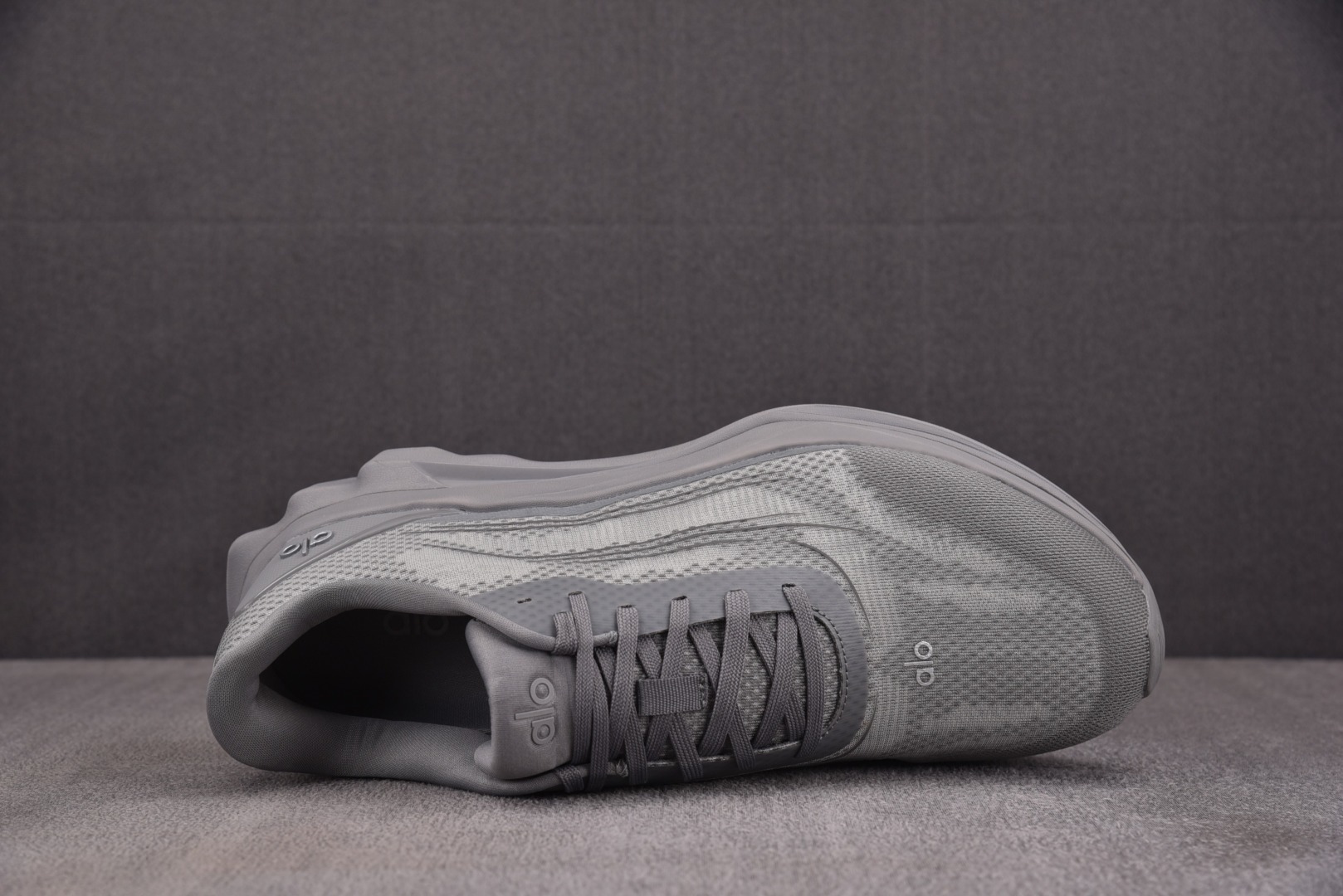 Alo 尺码36-45

纯原版出品-Alo Runner 舒适百搭透气减震 低帮跑步鞋 男女同款 YZ