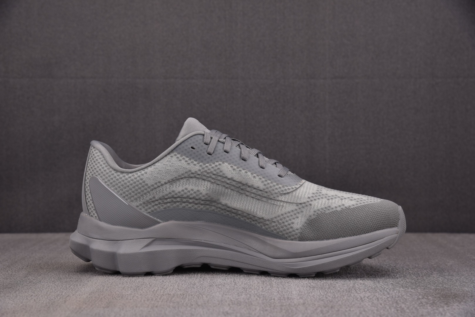 Alo 尺码36-45

纯原版出品-Alo Runner 舒适百搭透气减震 低帮跑步鞋 男女同款 YZ