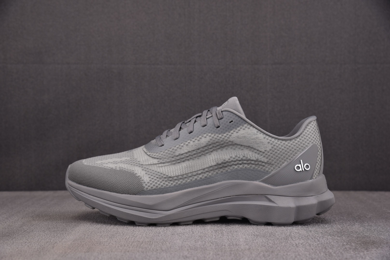 Alo 尺码36-45

纯原版出品-Alo Runner 舒适百搭透气减震 低帮跑步鞋 男女同款 YZ