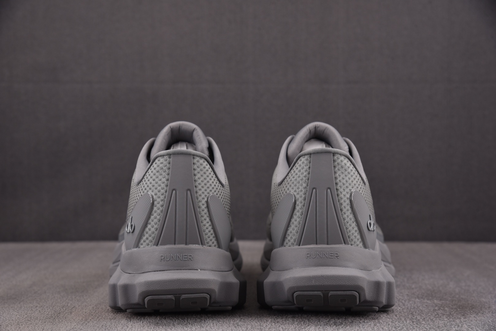Alo 尺码36-45

纯原版出品-Alo Runner 舒适百搭透气减震 低帮跑步鞋 男女同款 YZ