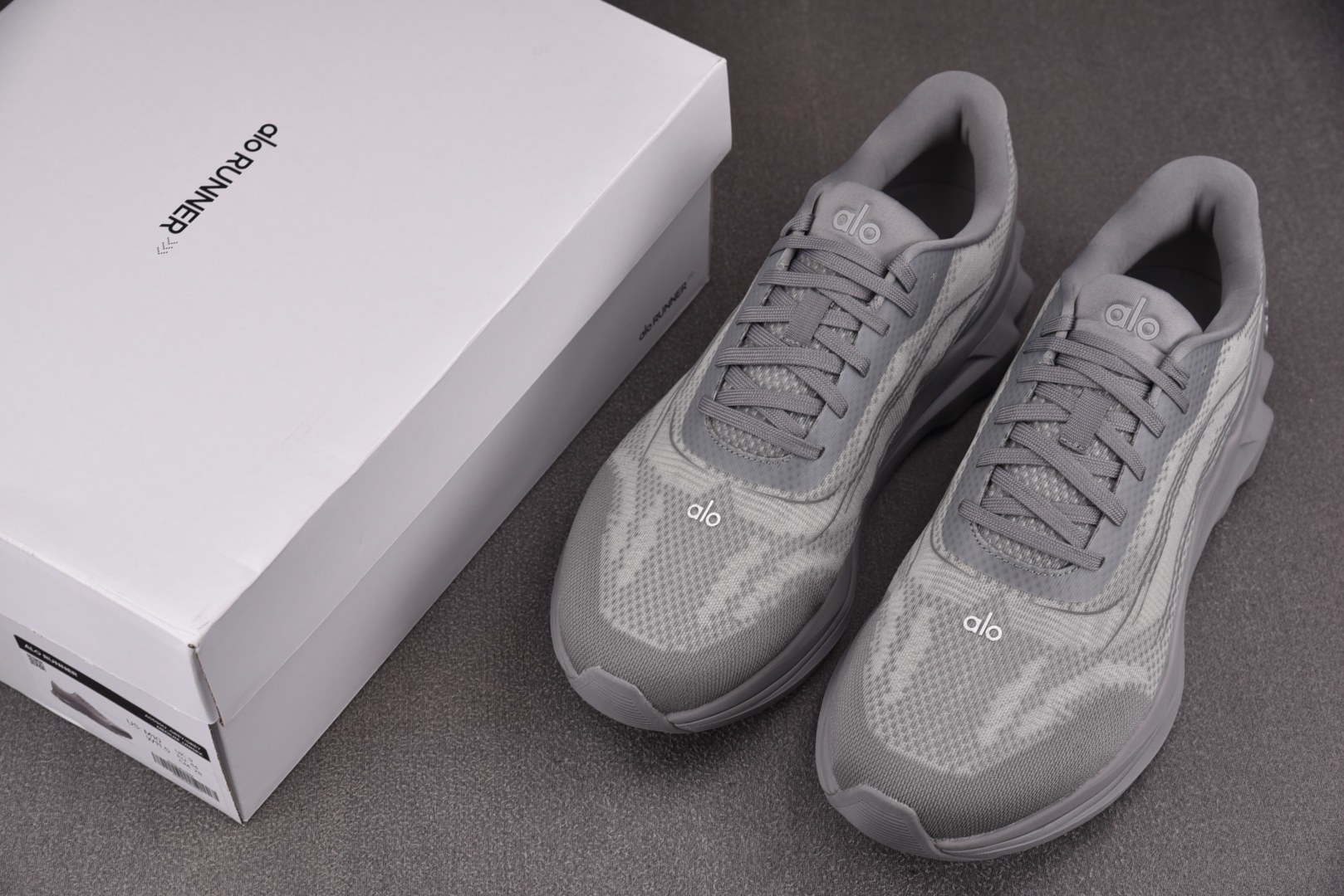 Alo 尺码36-45

纯原版出品-Alo Runner 舒适百搭透气减震 低帮跑步鞋 男女同款 YZ
