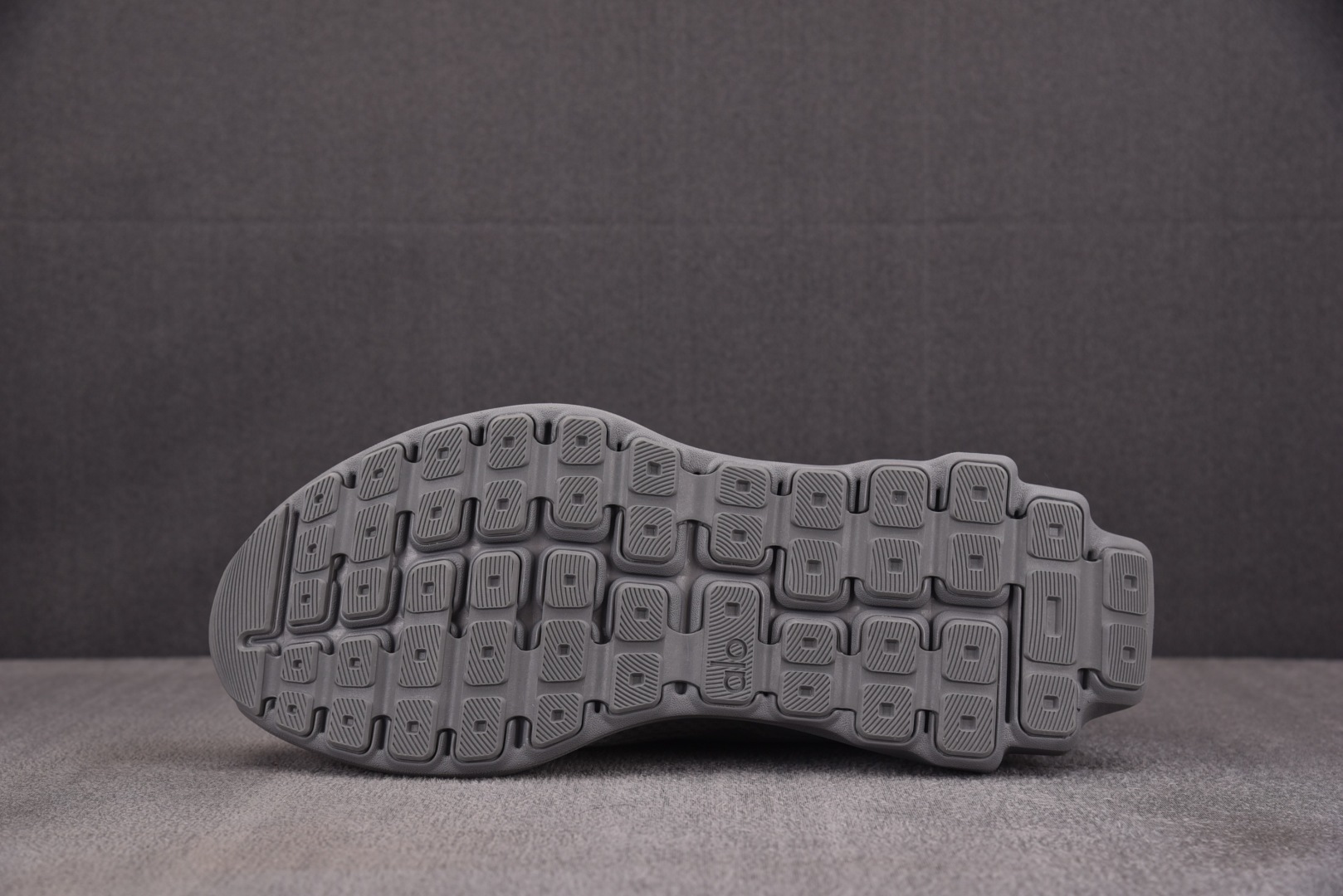 Alo 尺码36-45

纯原版出品-Alo Runner 舒适百搭透气减震 低帮跑步鞋 男女同款 YZ