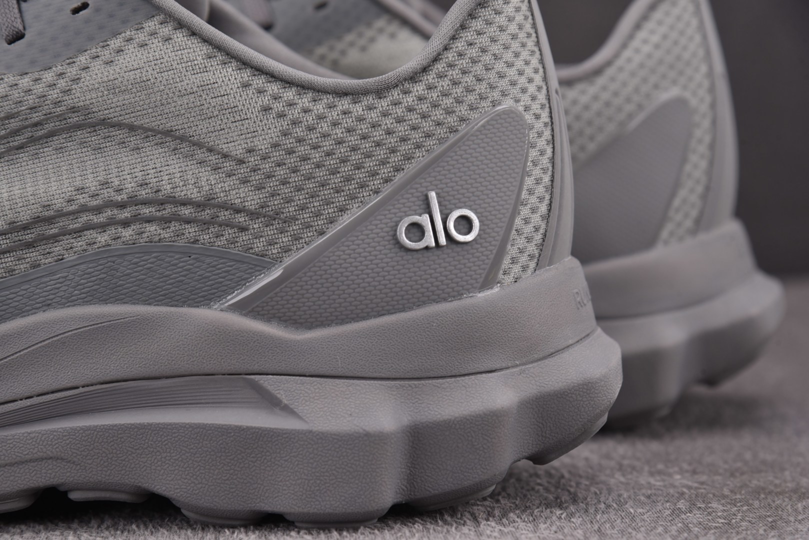 Alo 尺码36-45

纯原版出品-Alo Runner 舒适百搭透气减震 低帮跑步鞋 男女同款 YZ