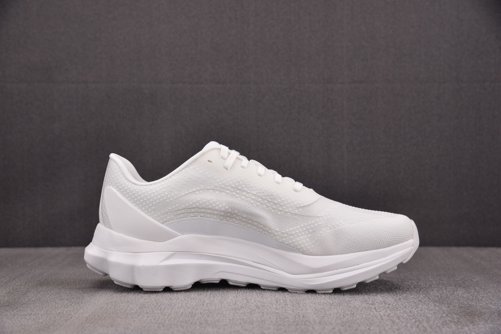 Alo 尺码36-45

纯原版出品-Alo Runner 舒适百搭透气减震 低帮跑步鞋 男女同款 YZ