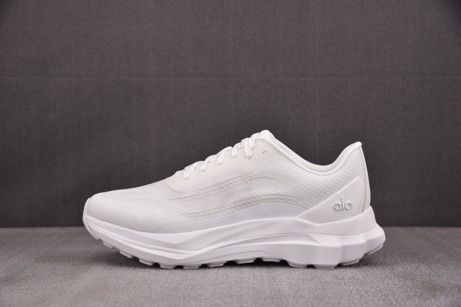Alo 尺码36-45

纯原版出品-Alo Runner 舒适百搭透气减震 低帮跑步鞋 男女同款 YZ