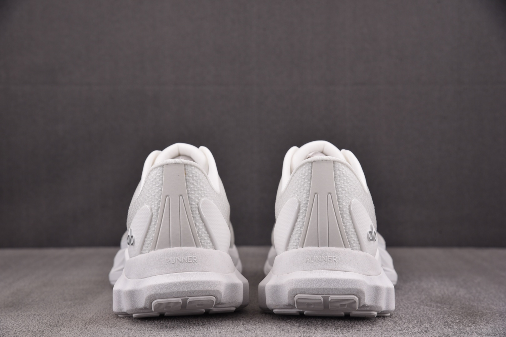 Alo 尺码36-45

纯原版出品-Alo Runner 舒适百搭透气减震 低帮跑步鞋 男女同款 YZ