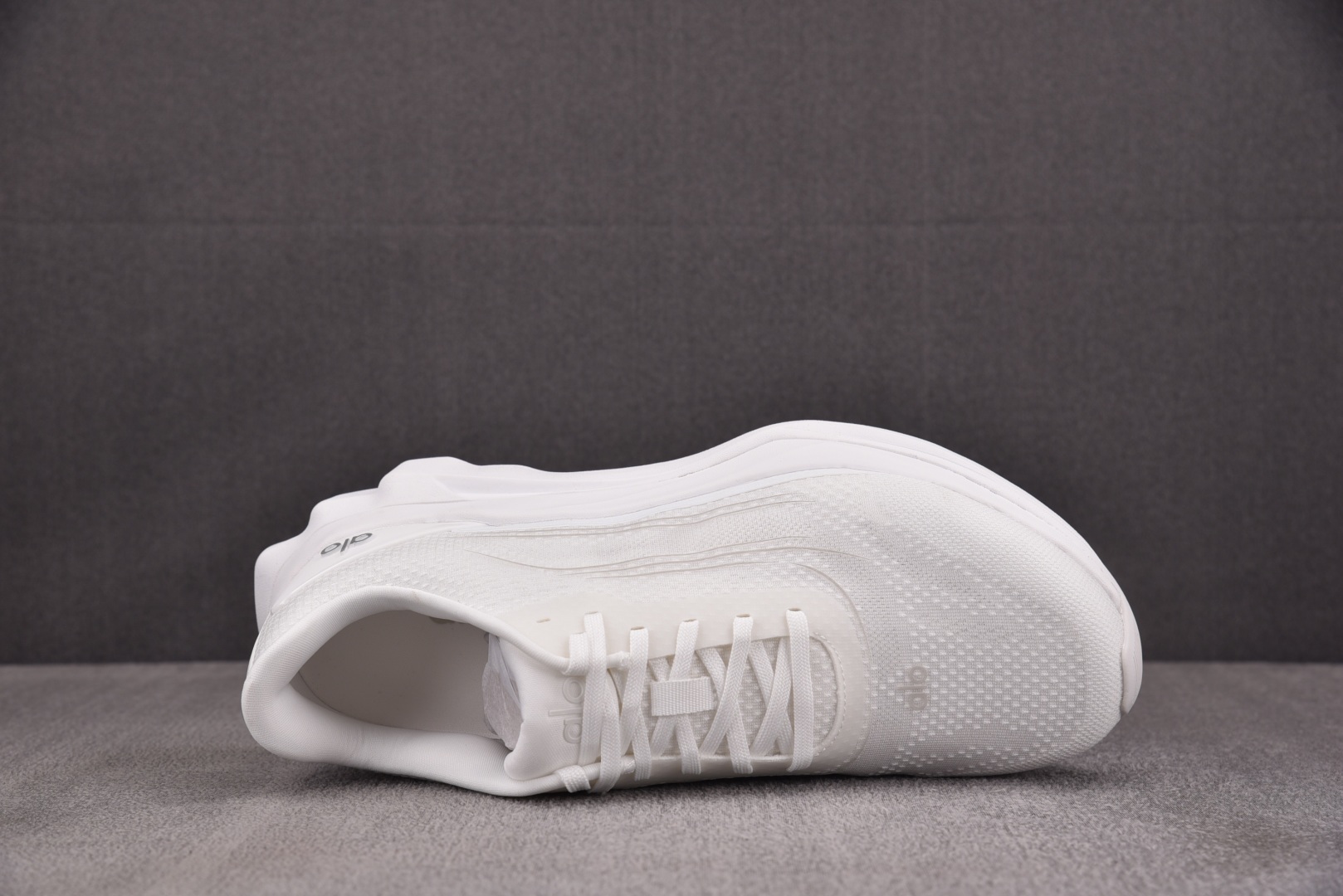 Alo 尺码36-45

纯原版出品-Alo Runner 舒适百搭透气减震 低帮跑步鞋 男女同款 YZ