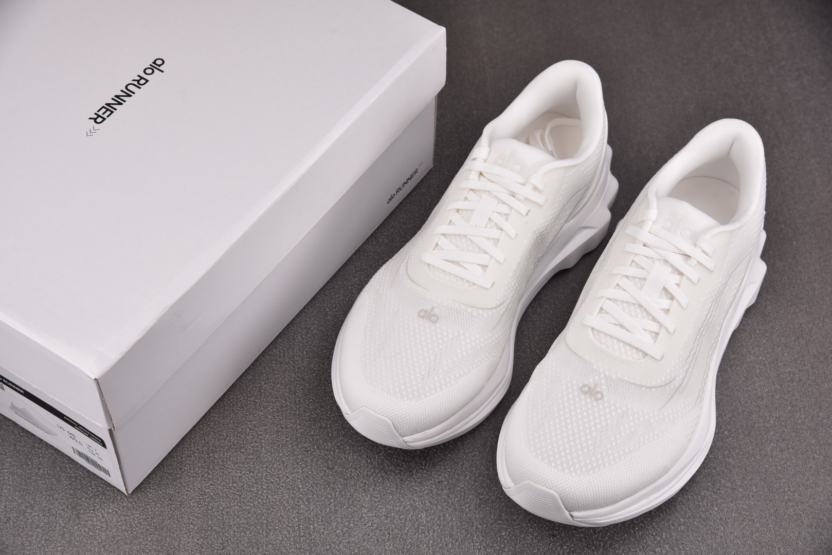 Alo 尺码36-45

纯原版出品-Alo Runner 舒适百搭透气减震 低帮跑步鞋 男女同款 YZ