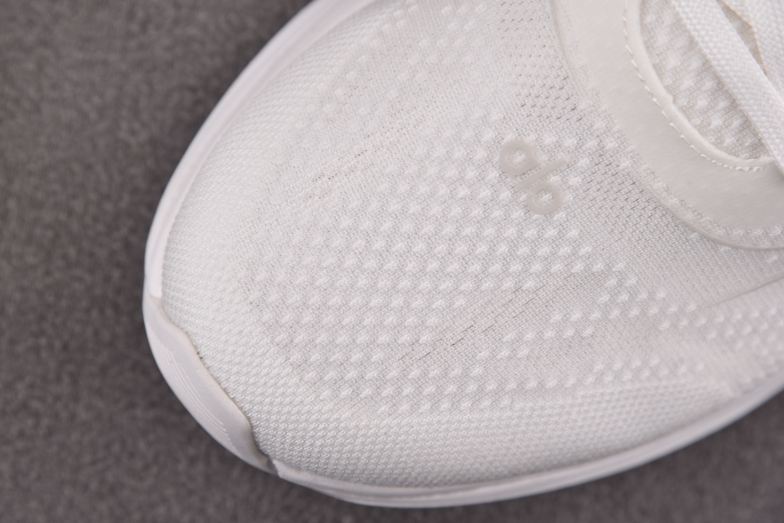 Alo 尺码36-45

纯原版出品-Alo Runner 舒适百搭透气减震 低帮跑步鞋 男女同款 YZ