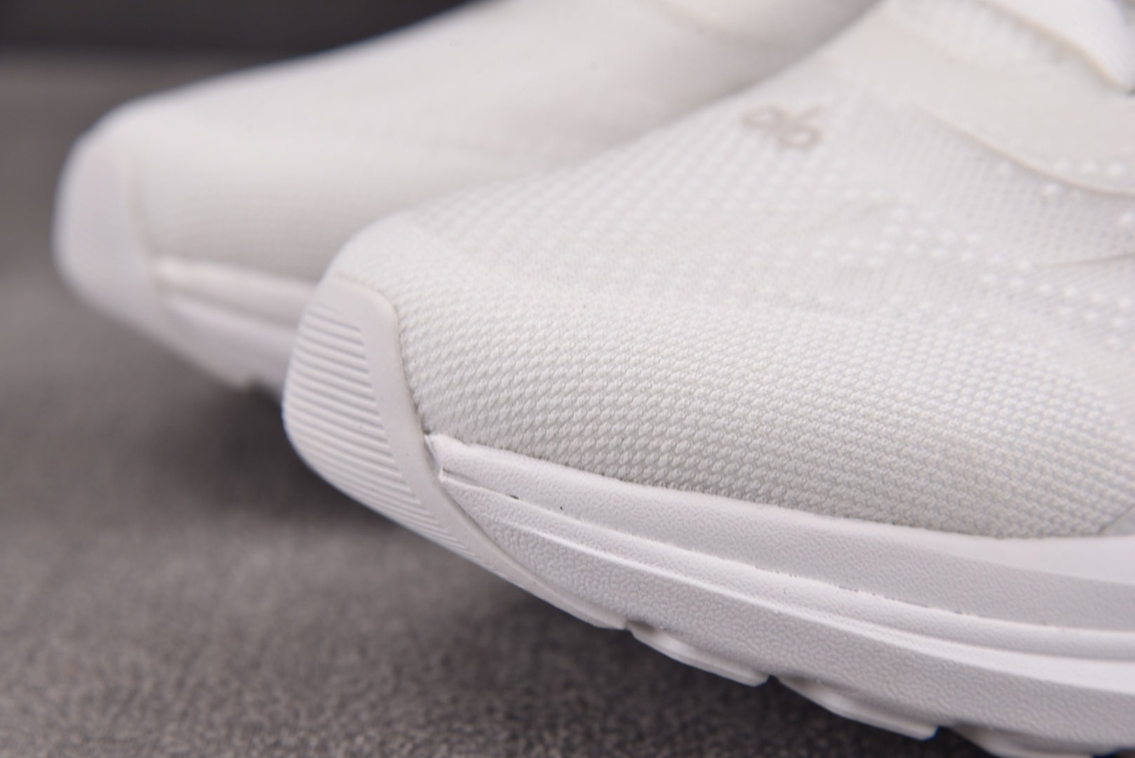 Alo 尺码36-45

纯原版出品-Alo Runner 舒适百搭透气减震 低帮跑步鞋 男女同款 YZ