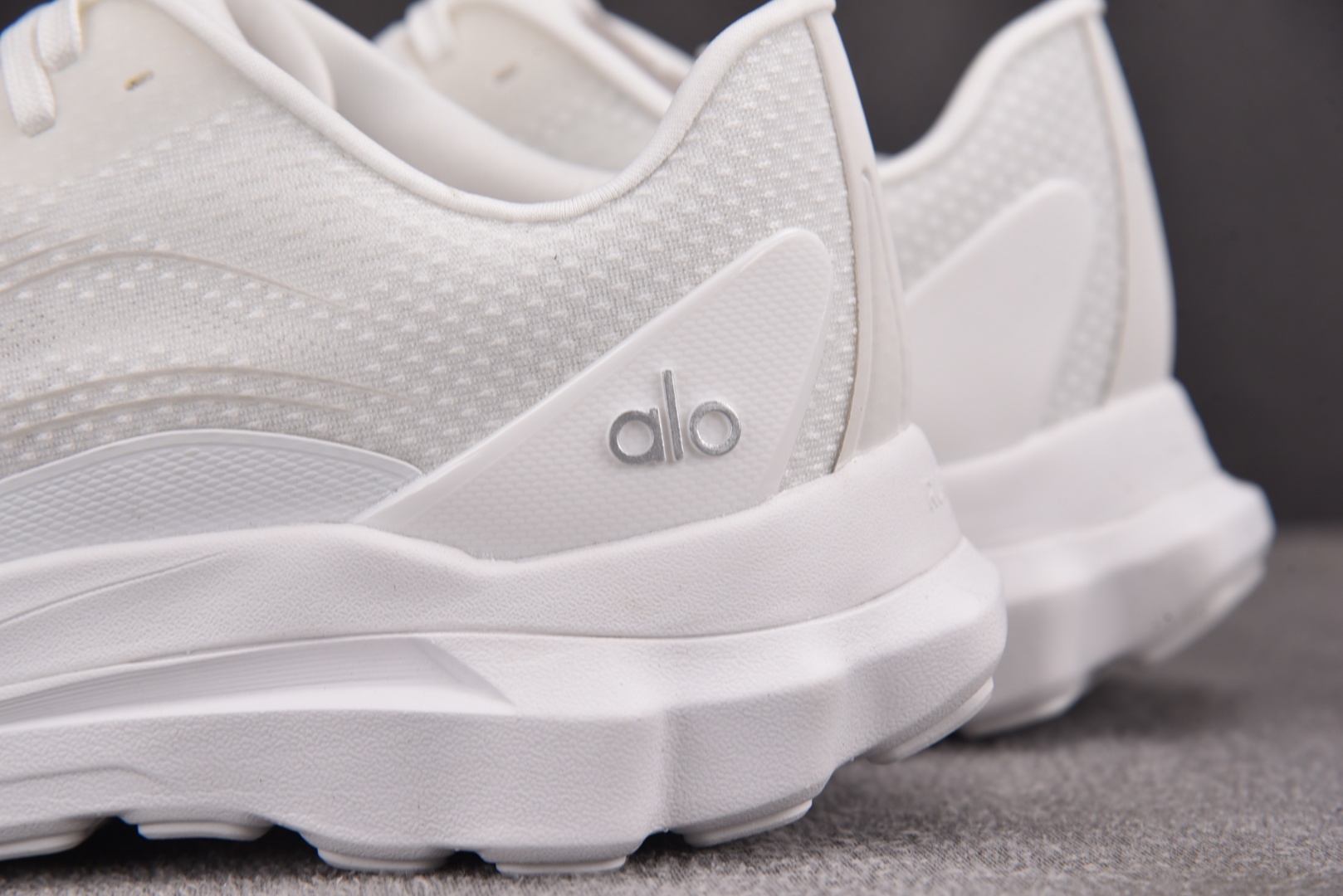 Alo 尺码36-45

纯原版出品-Alo Runner 舒适百搭透气减震 低帮跑步鞋 男女同款 YZ