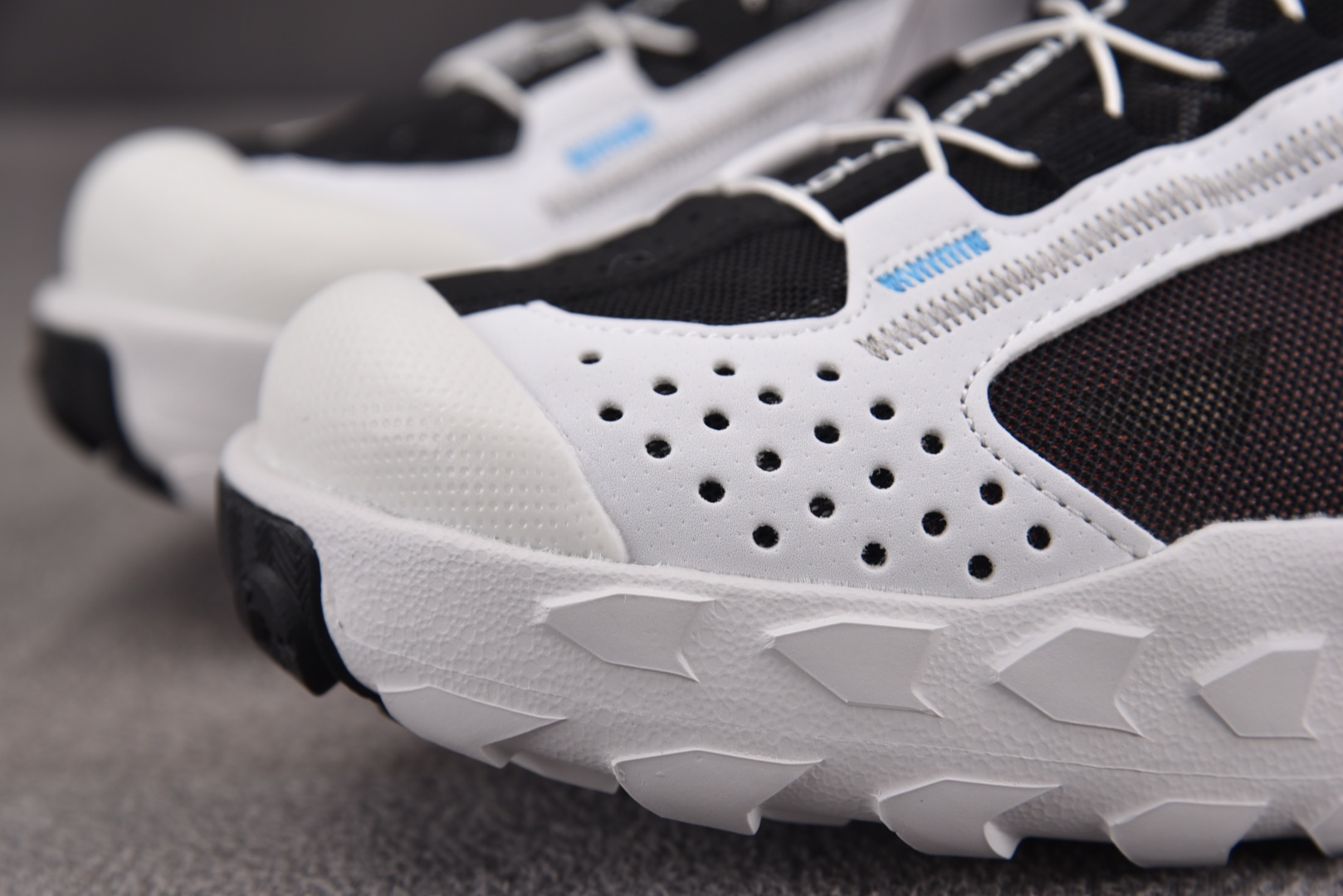 萨洛蒙 尺码36-46.5

纯原版出品-Salomon SolamPhibian 白黑  YZ020
