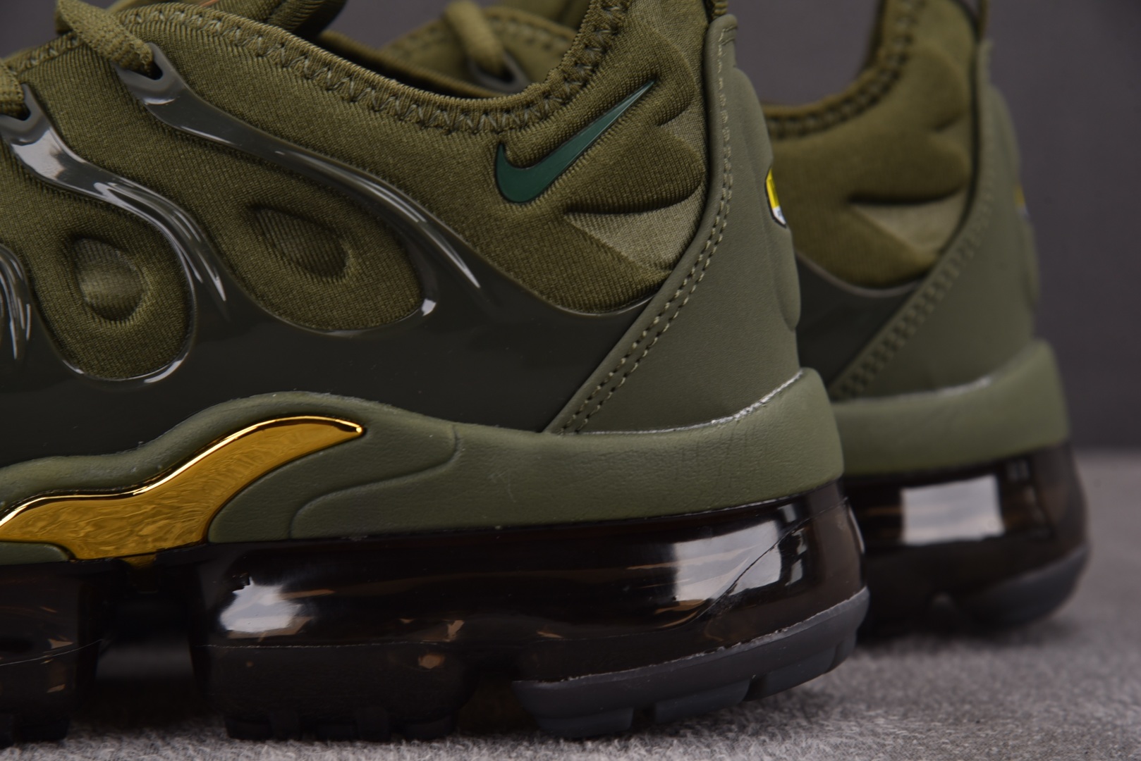  NK Air VaporMax Plus 军绿 -300 尺寸 39 40 40.5 41 42 42