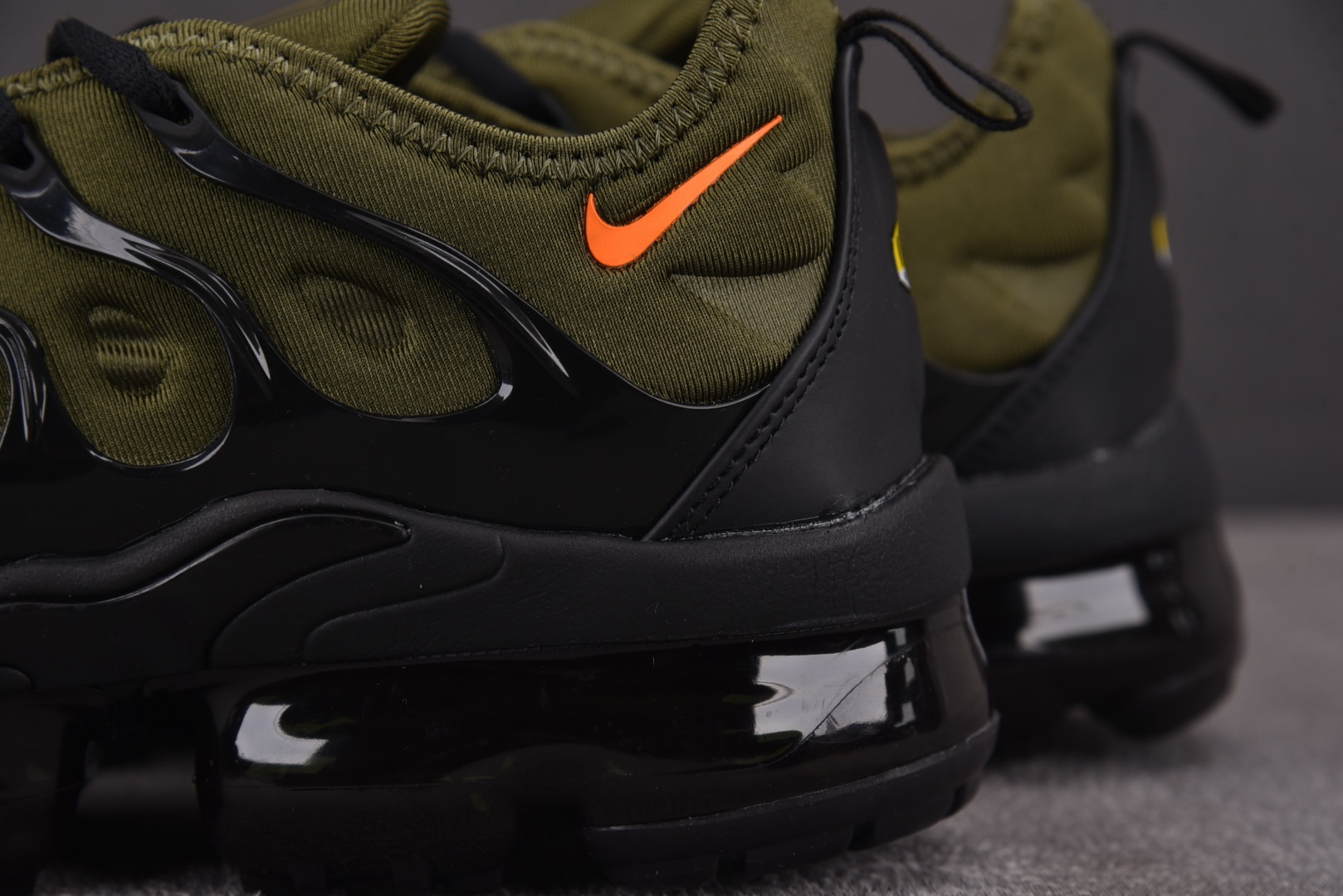  NK Air VaporMax Plus 军绿黑 AO4688-300 尺寸 39 40 40.5 4
