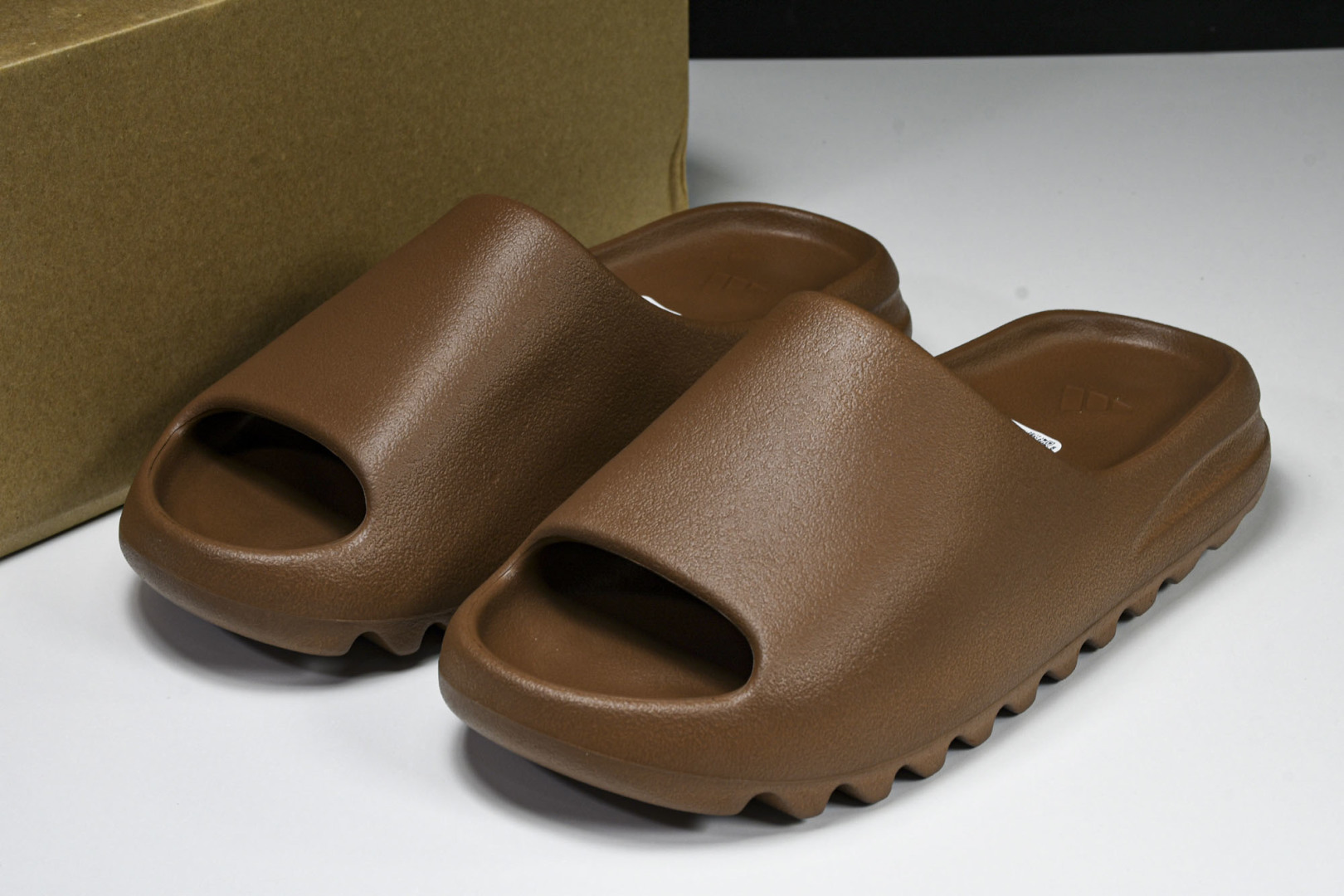  AD originals Yeezy Slide FZ5896 尺寸 US4=36-37 US5=38