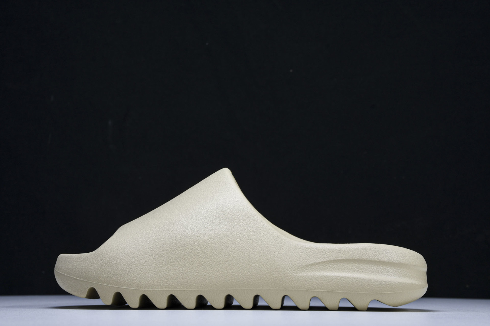  AD originals Yeezy Slide FZ5897 尺寸 US4=36-37 US5=38