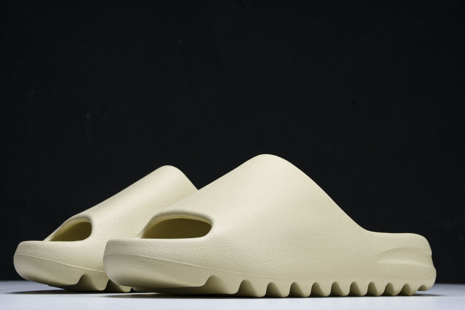  AD originals Yeezy Slide FZ5897 尺寸 US4=36-37 US5=38