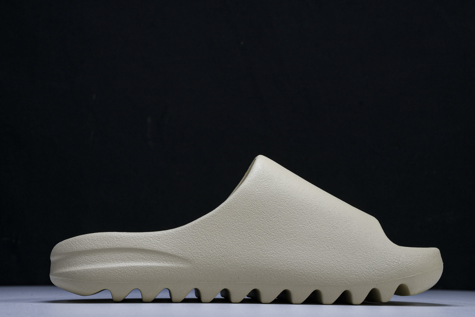  AD originals Yeezy Slide FZ5897 尺寸 US4=36-37 US5=38