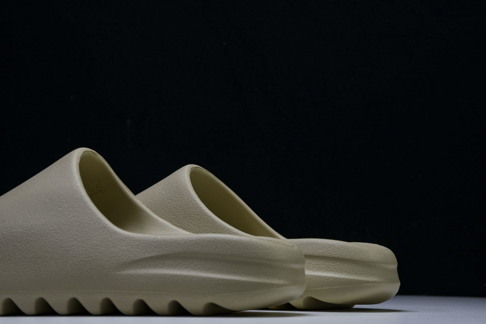  AD originals Yeezy Slide FZ5897 尺寸 US4=36-37 US5=38