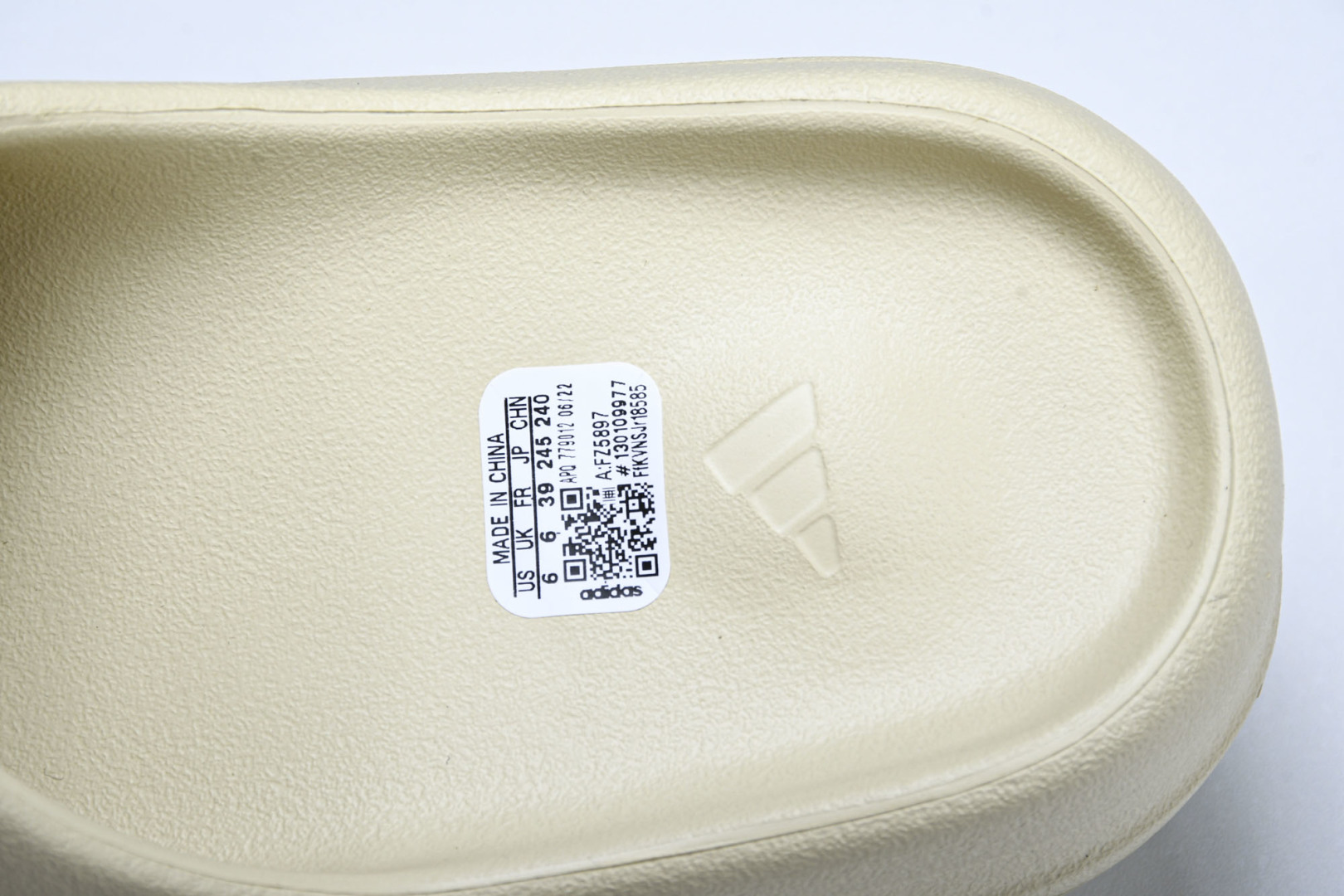  AD originals Yeezy Slide FZ5897 尺寸 US4=36-37 US5=38