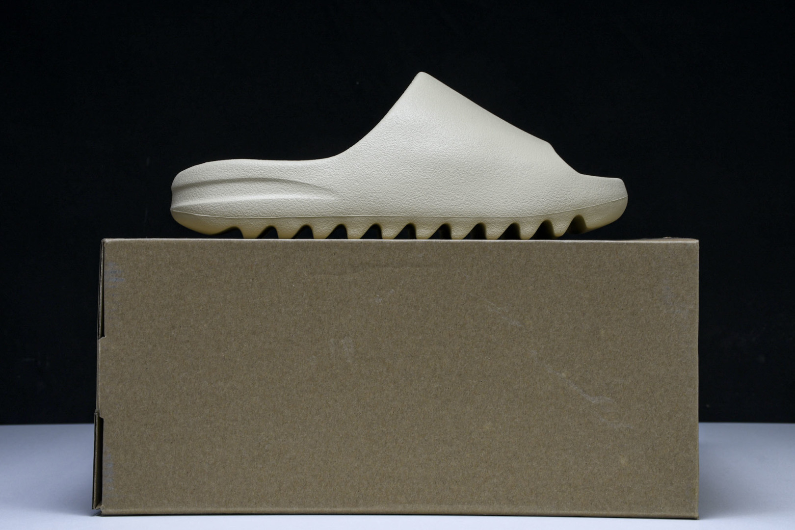  AD originals Yeezy Slide FZ5897 尺寸 US4=36-37 US5=38