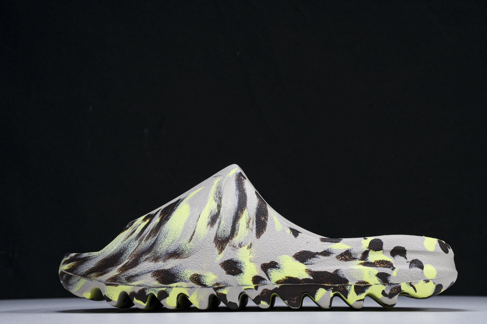  AD originals Yeezy Slide FZ5899 尺寸 US4=36-37 US5=38