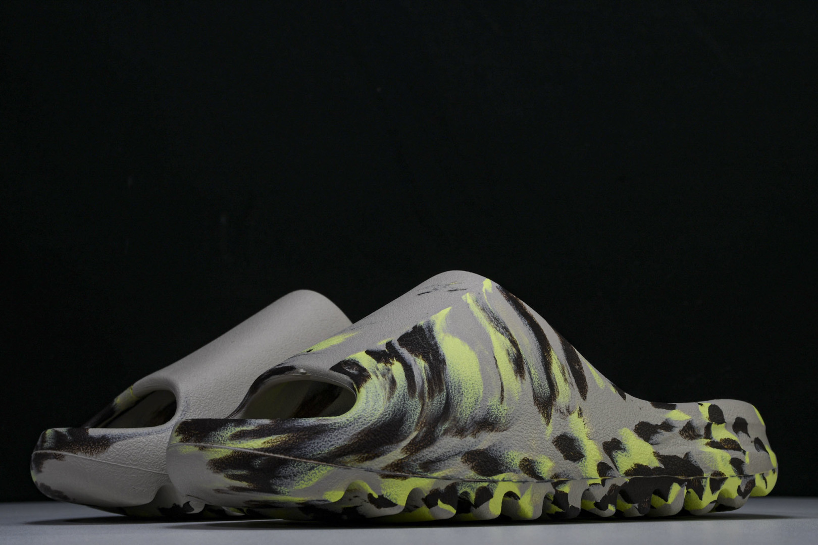  AD originals Yeezy Slide FZ5899 尺寸 US4=36-37 US5=38