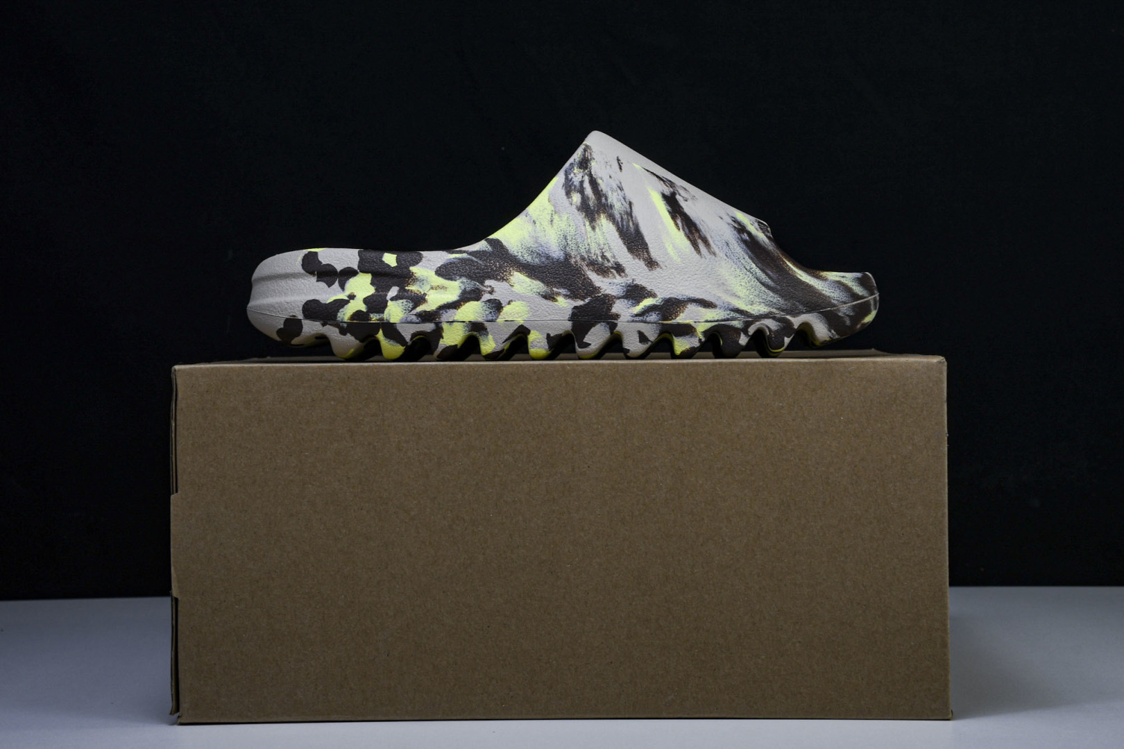  AD originals Yeezy Slide FZ5899 尺寸 US4=36-37 US5=38