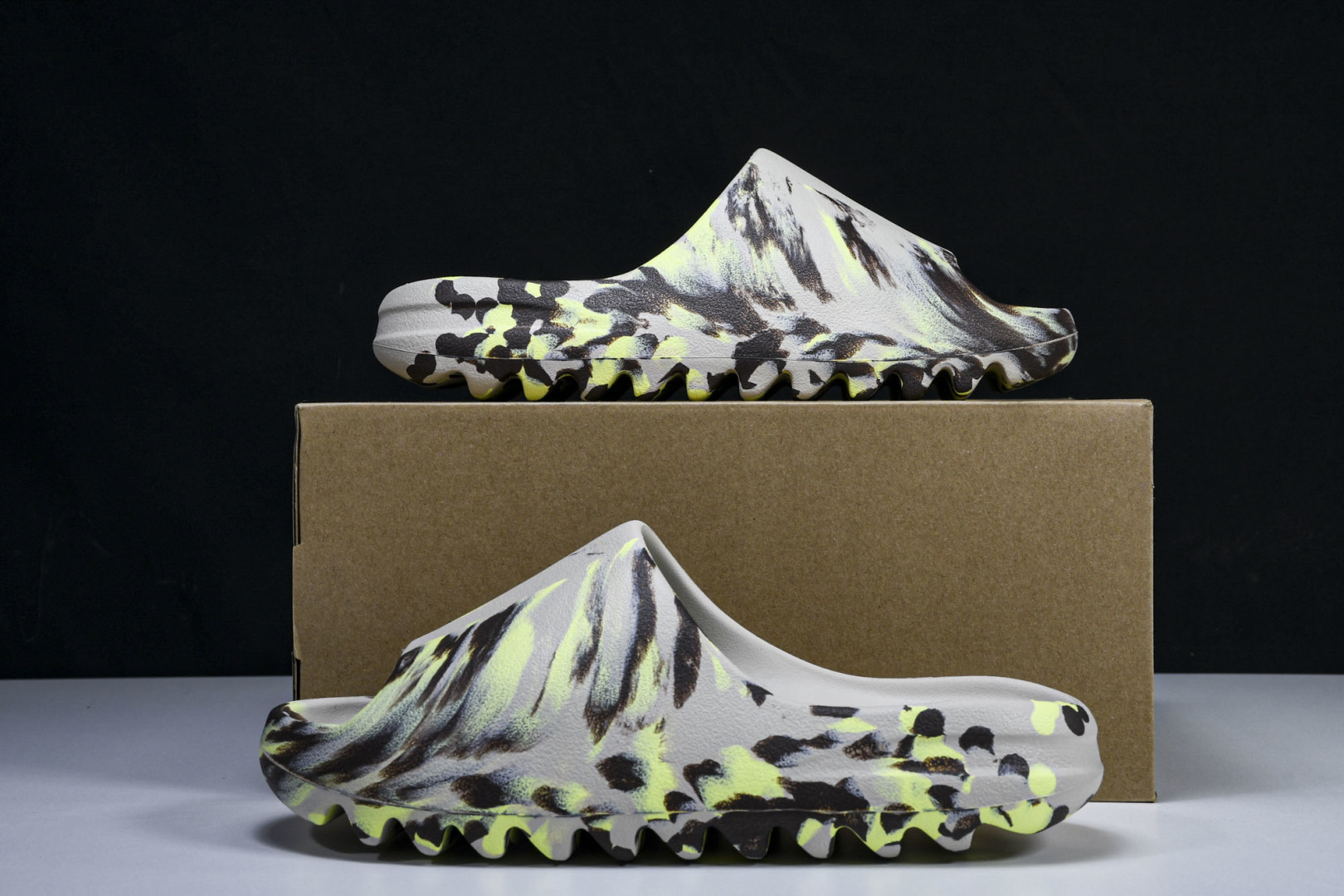  AD originals Yeezy Slide FZ5899 尺寸 US4=36-37 US5=38
