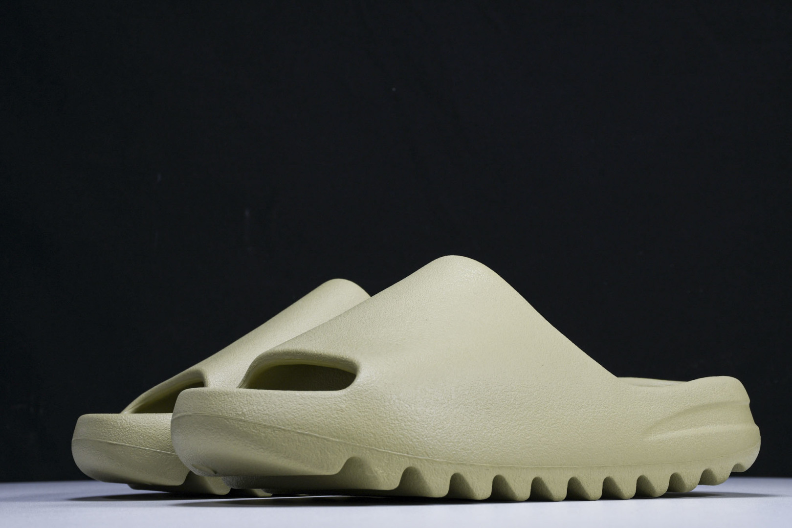  AD originals Yeezy Slide FZ5904 尺寸 US4=36-37 US5=38