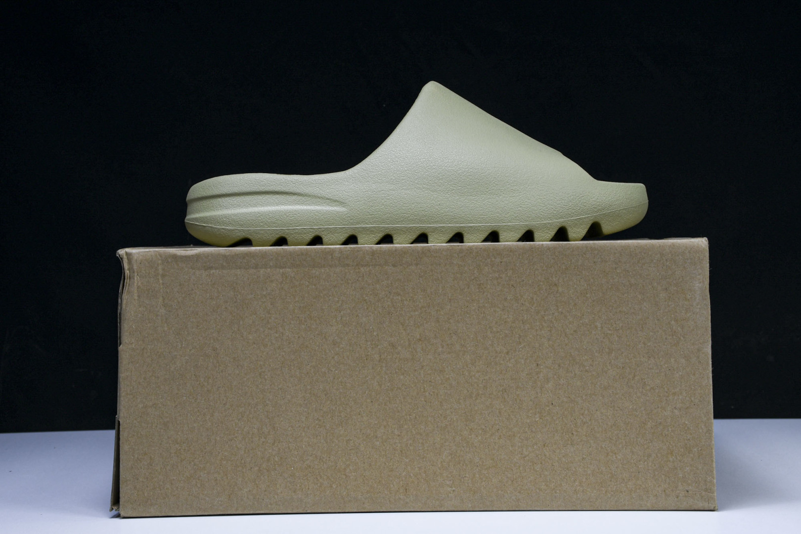  AD originals Yeezy Slide FZ5904 尺寸 US4=36-37 US5=38