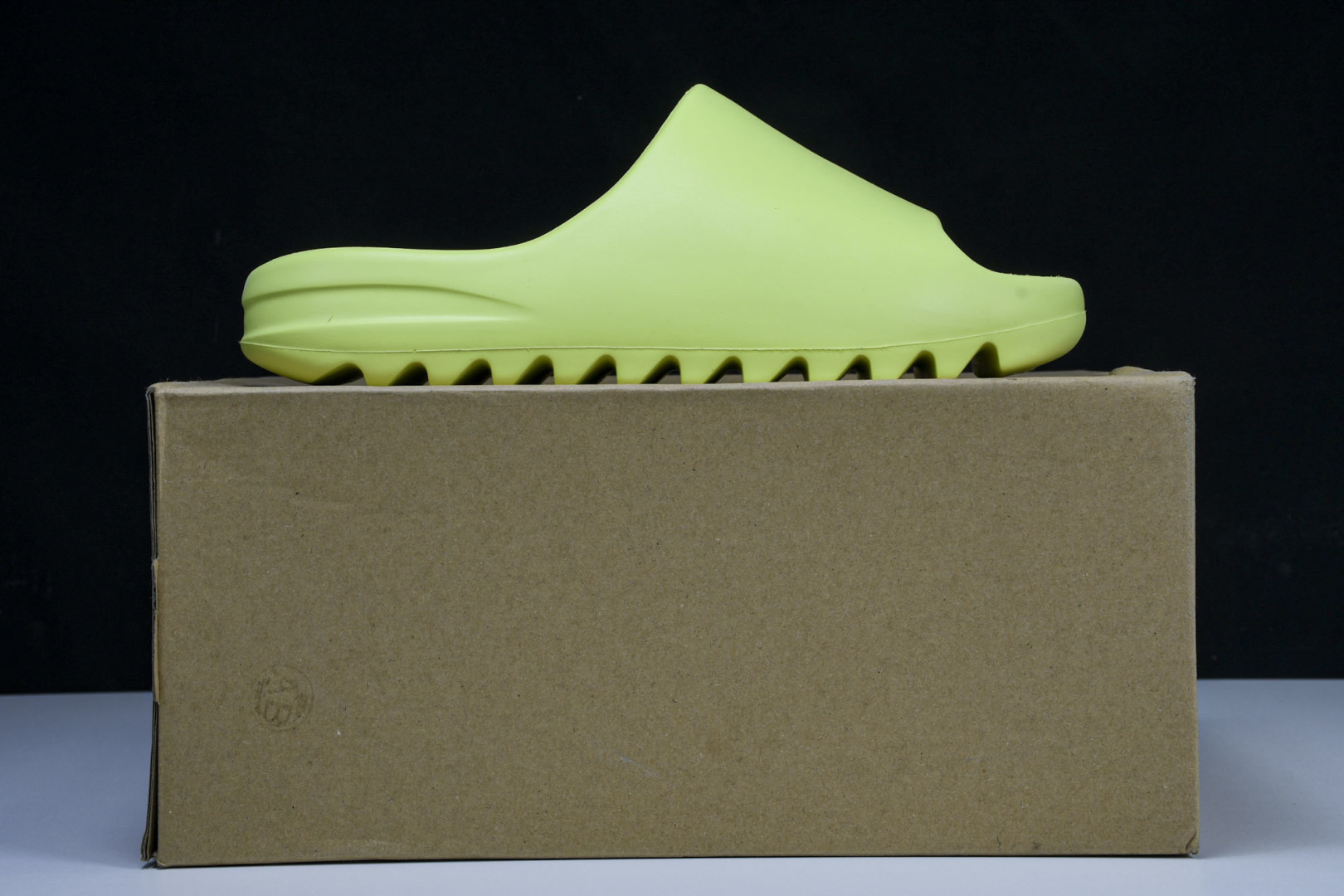  AD originals Yeezy Slide GX6138 尺寸 US4=36-37 US5=38