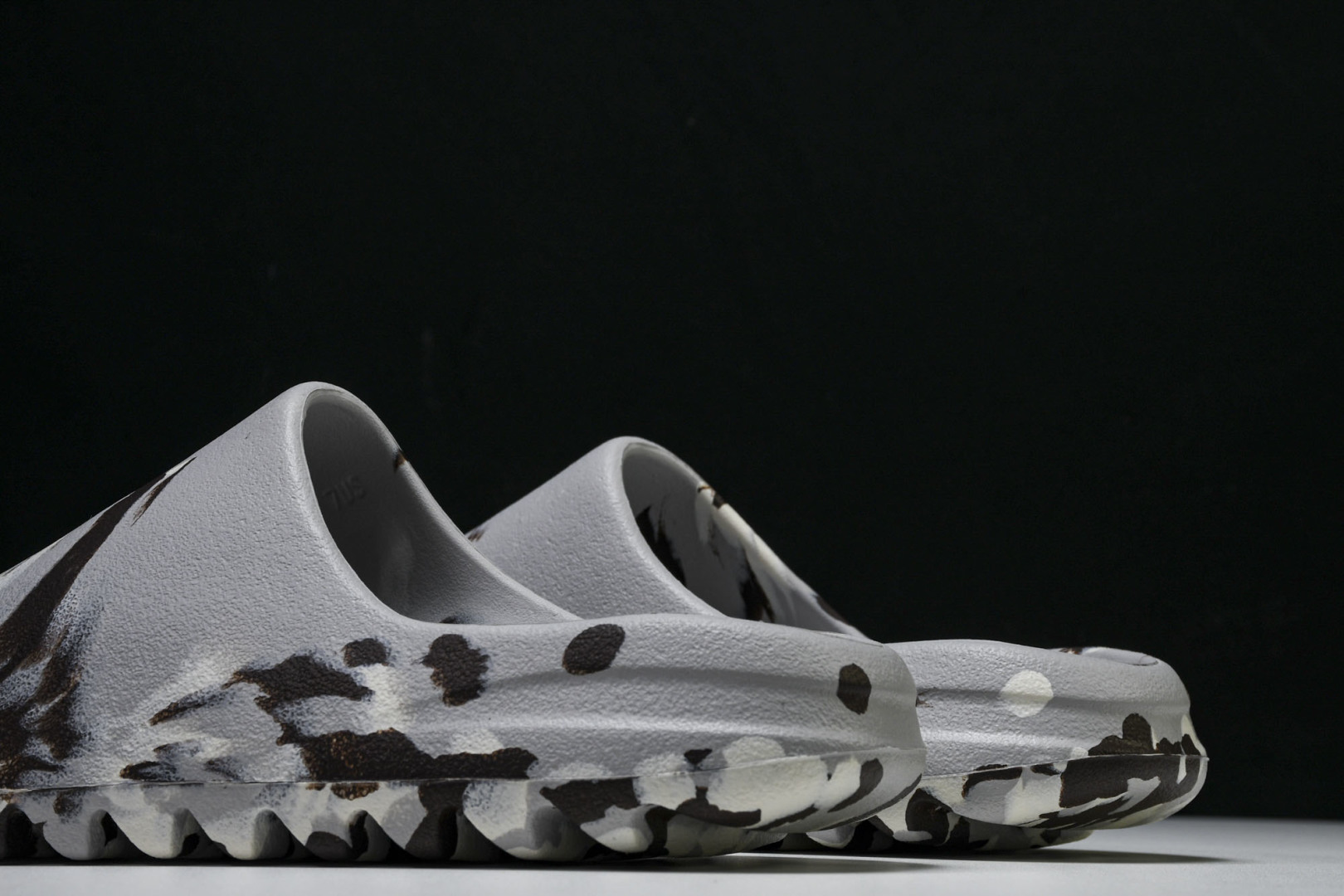  AD originals Yeezy Slide GZ5553 尺寸 US4=36-37 US5=38