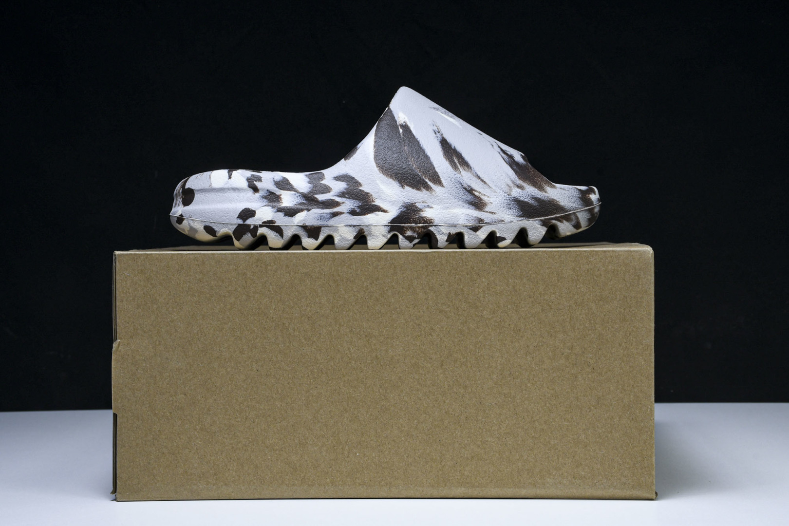 AD originals Yeezy Slide GZ5553 尺寸 US4=36-37 US5=38