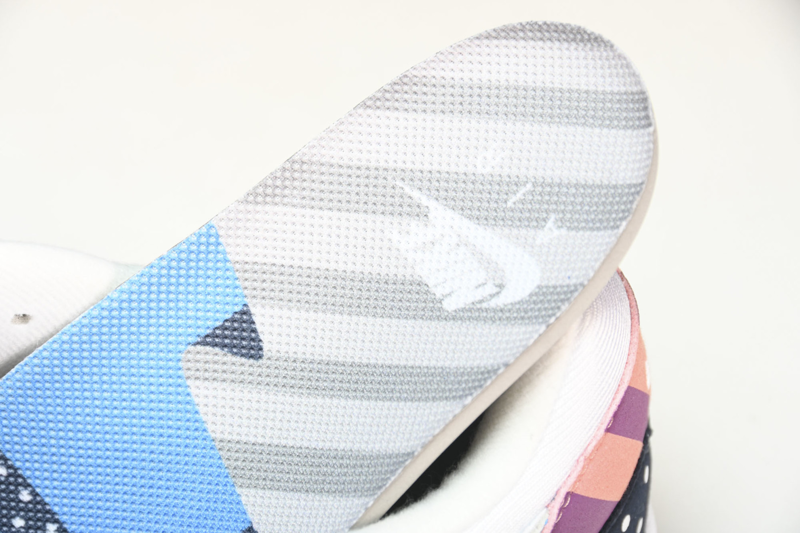 MAX 尺码36-47.5

纯原出品-Parra x NK Air Max 1 白粉拼接 AT3057