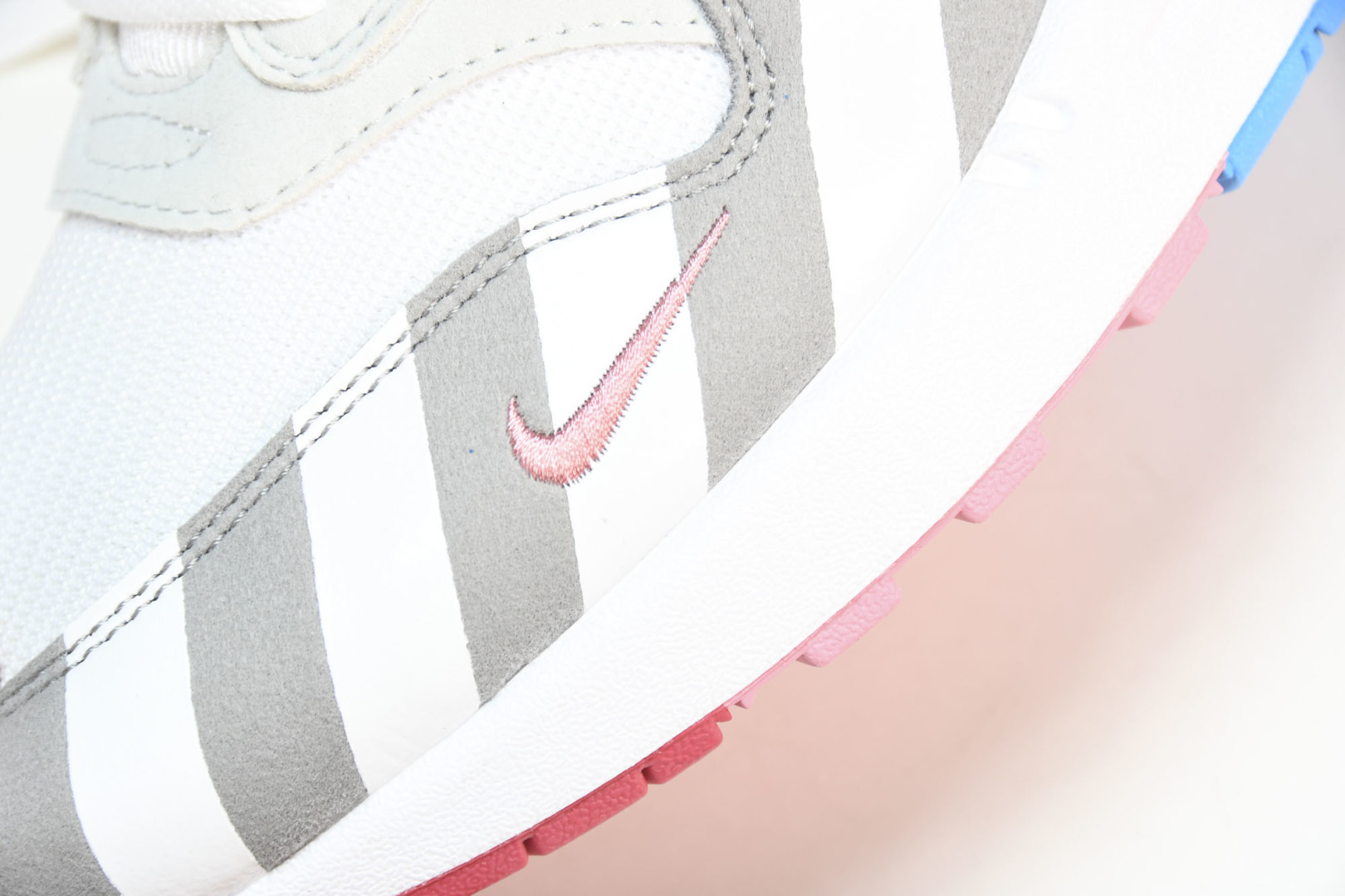 MAX 尺码36-47.5

纯原出品-Parra x NK Air Max 1 白粉拼接 AT3057
