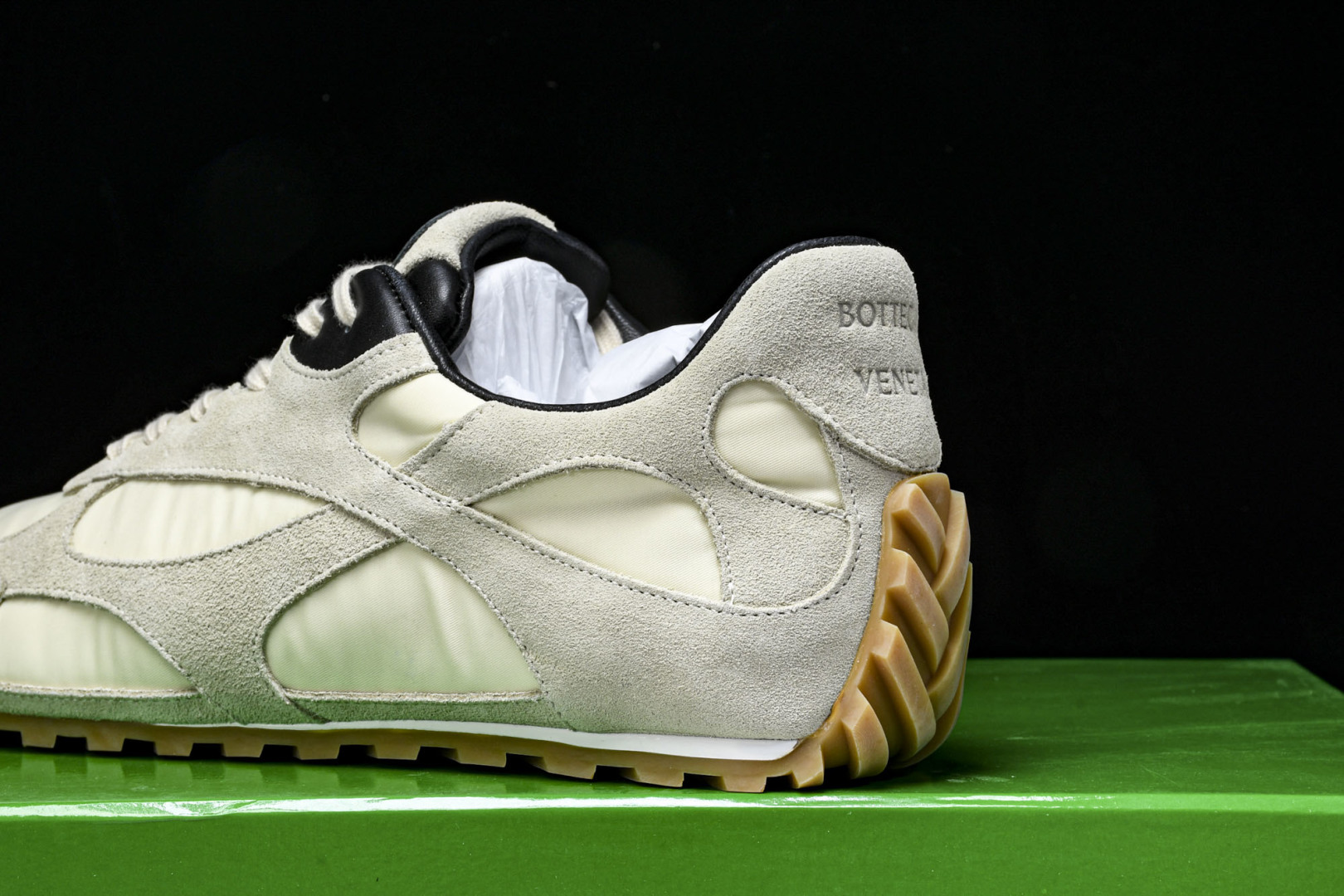 Bottega 尺码35-45

纯原版出品-Bottega Veneta Orbit Flash 葆蝶