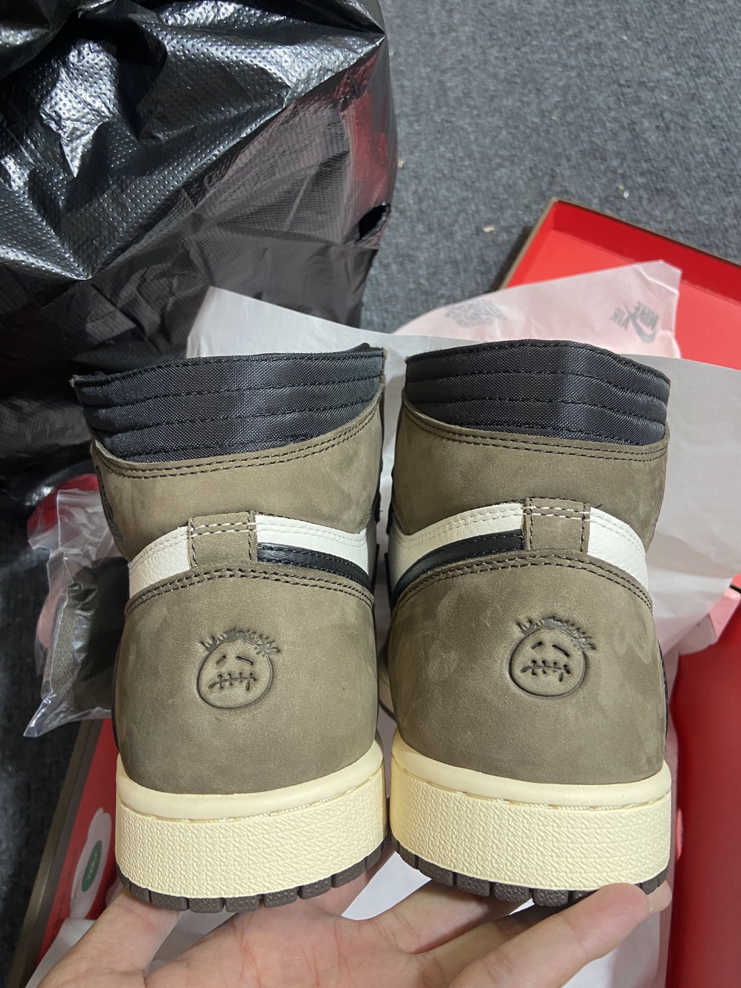 AJ1高帮倒钩 鬼脸 尺码40.5-48.5

纯原版出品-Air Jordan 1 Travis Sc