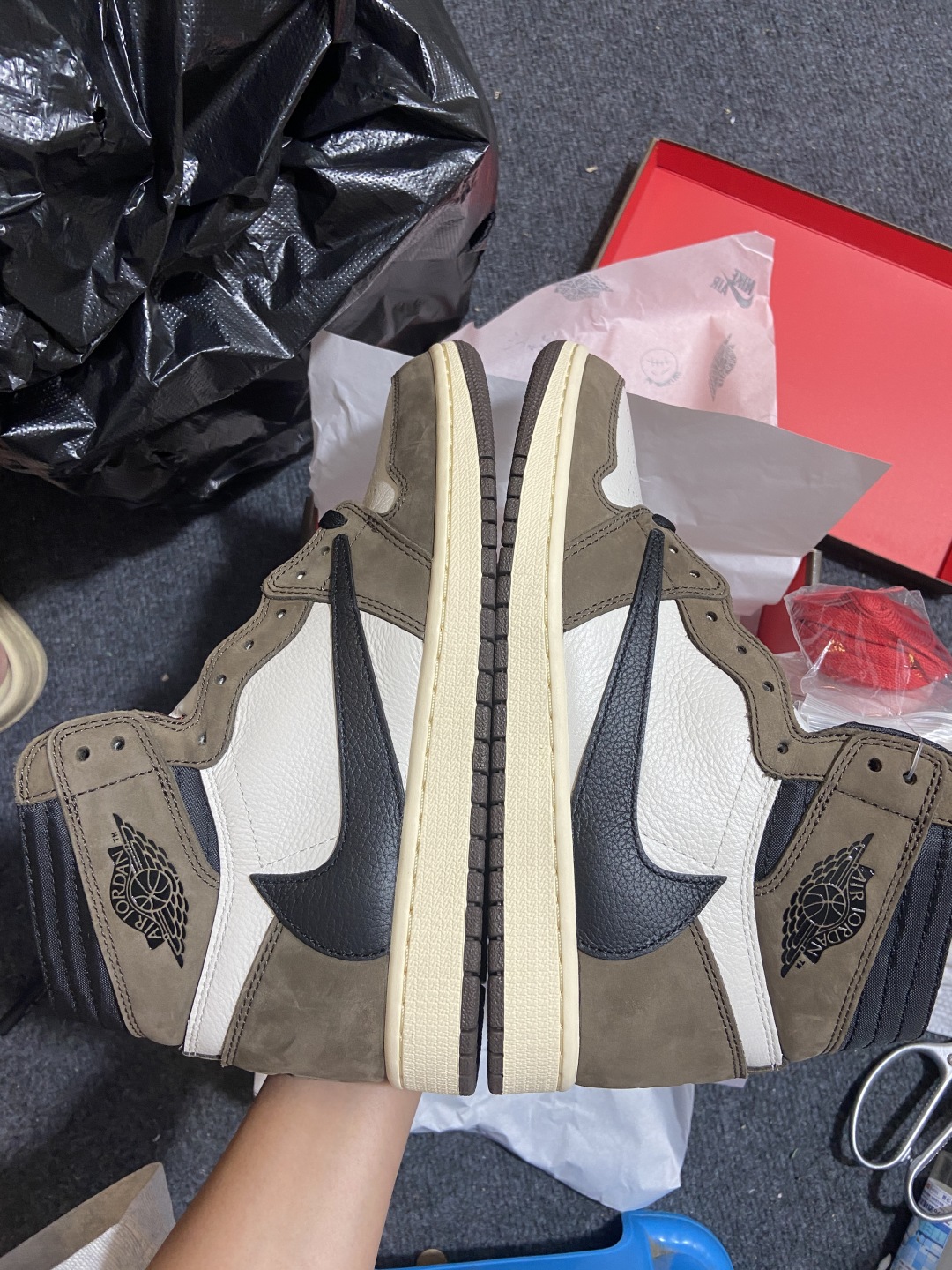 AJ1高帮倒钩 鬼脸 尺码40.5-48.5

纯原版出品-Air Jordan 1 Travis Sc