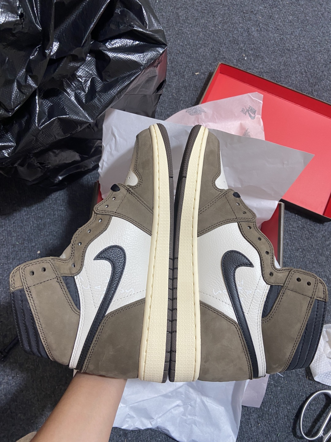 AJ1高帮倒钩 鬼脸 尺码40.5-48.5

纯原版出品-Air Jordan 1 Travis Sc