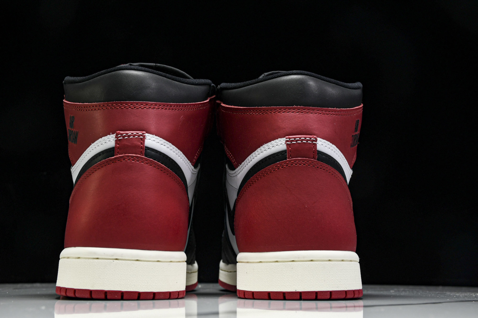 AJ1高帮 尺码40.5-47.5

纯原版出品-Air Jordan 1 Retro High OG 