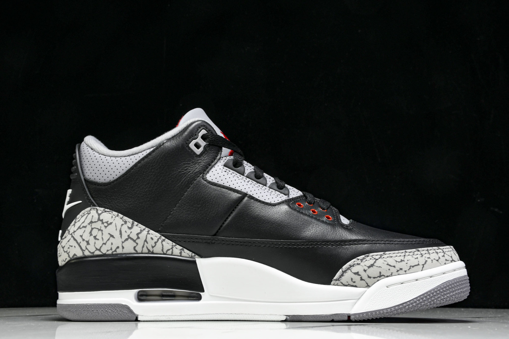 AJ3 尺码40-48.5

纯原版出品-Air Jordan 3 Retro OG Black Cem