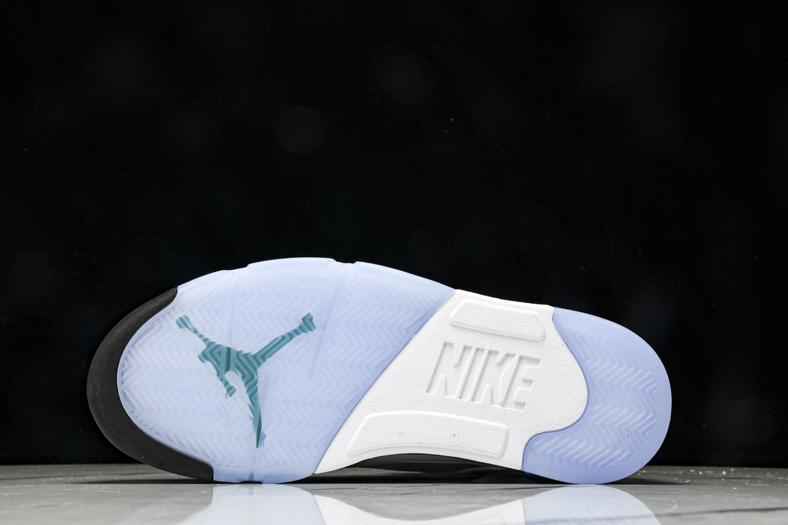 AJ5白紫 尺码40-48.5

纯原版出品-Air Jordan 5 Retro 2025 GraPe